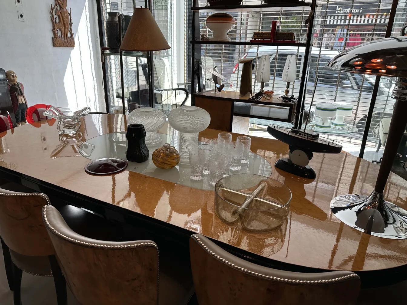 Set di 8 bicchieri antichi Tapio Wirkkala su un tavolo chiaro