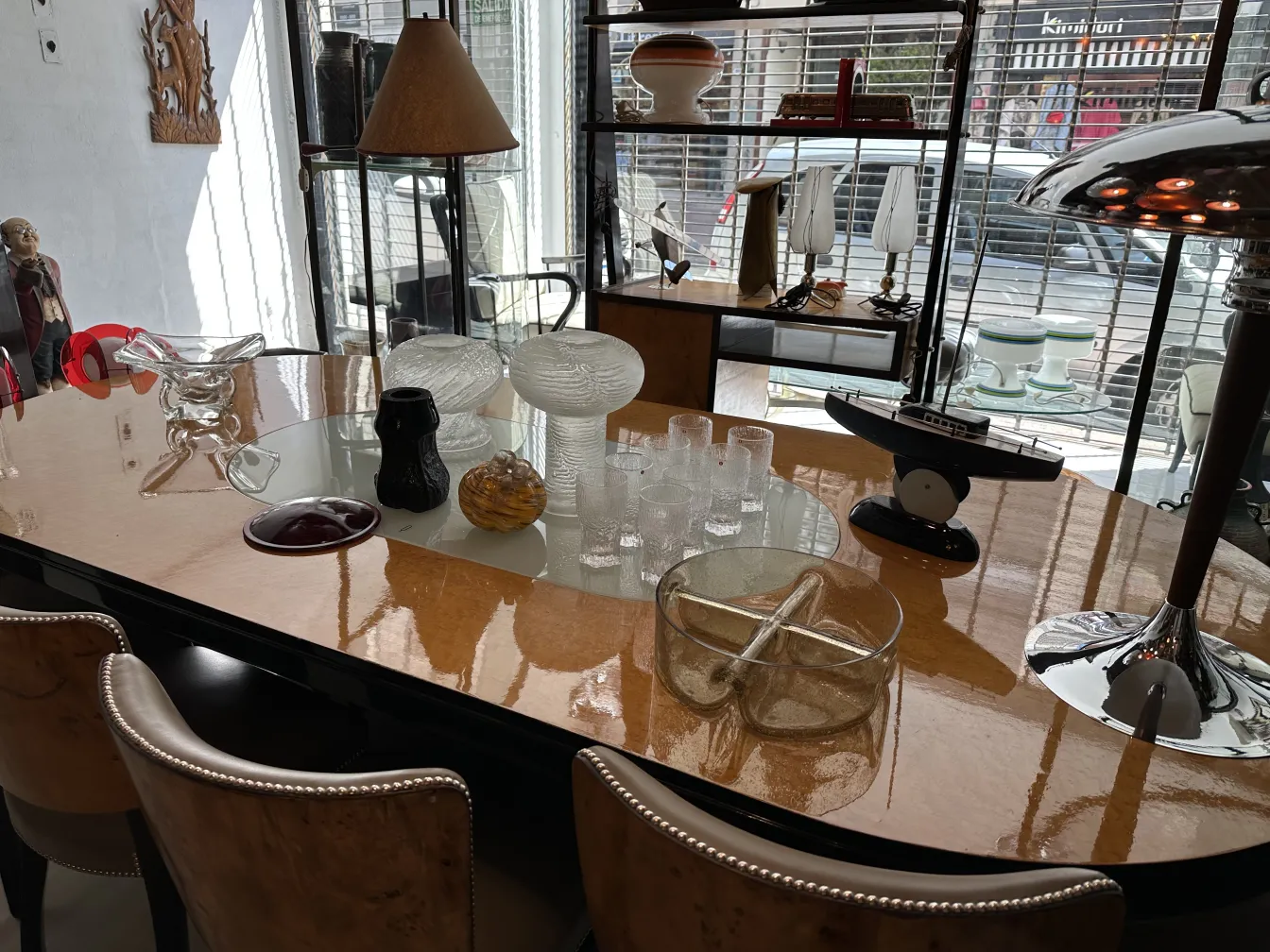 Acht antike Tapio Wirkkala Gläser auf einem eleganten Tisch mit anderen dekorativen Gegenständen