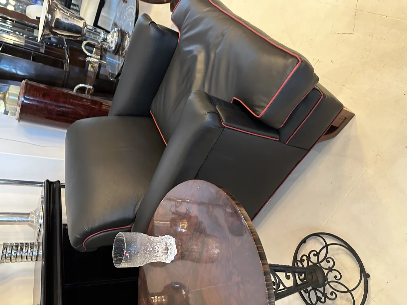 otto bicchieri tapio wirkkala su un tavolo in legno scuro