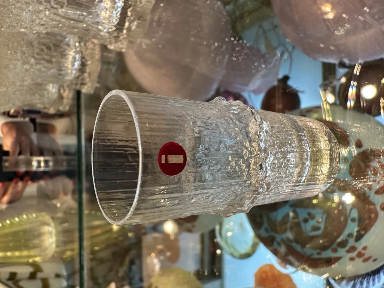 Seis copos antigos Tapio Wirkkala em uma mesa decorativa.