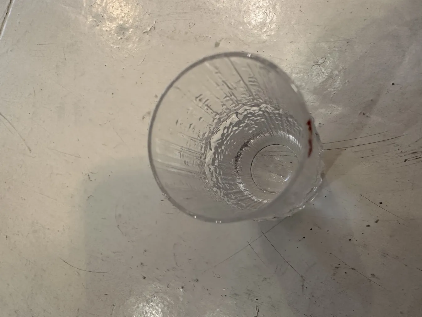 Sicht von oben auf 6 Gläser tapio wirkkala in neutraler Umgebung.