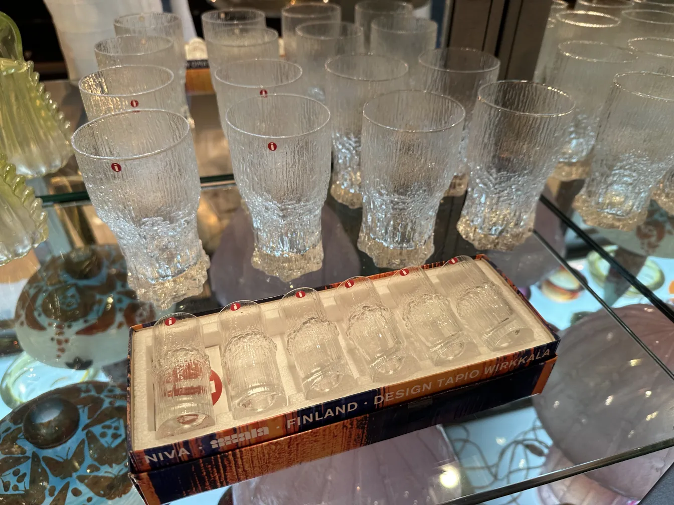 six verres anciens tapio wirkkala avec texture claire, présentés sur une étagère
