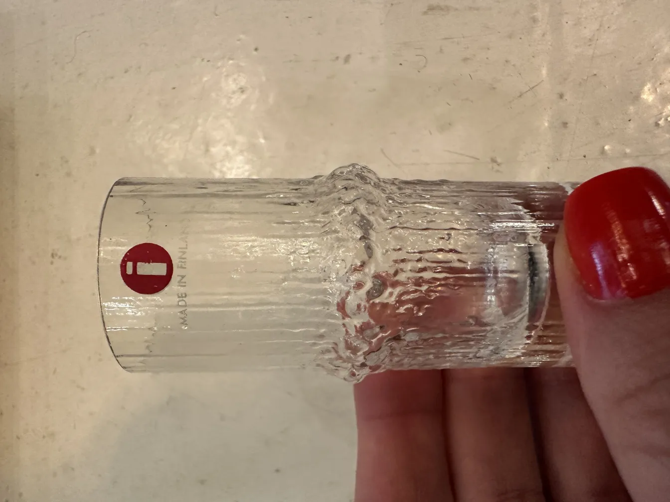 six verres anciens de Tapio Wirkkala dans une main