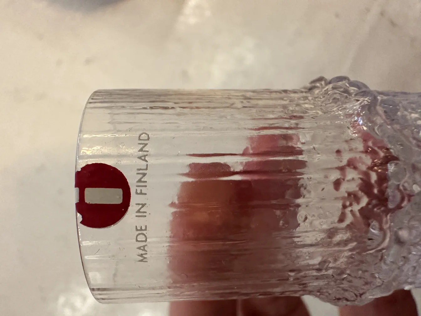 seis vasos tapio wirkkala con diseño distintivo en un ambiente luminoso