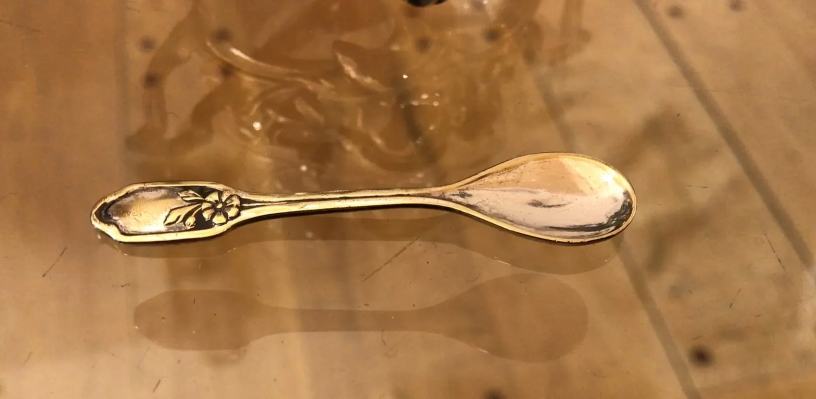 salière et poivrière anciennes WMF avec motif floral, sur une table en bois