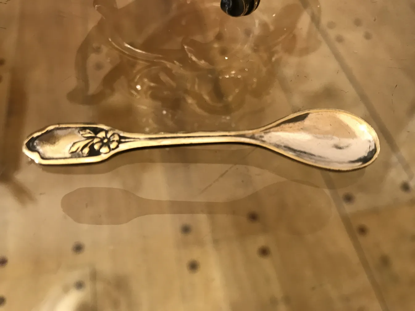 солонка и перечница WMF с античным декоративным дизайном на столе