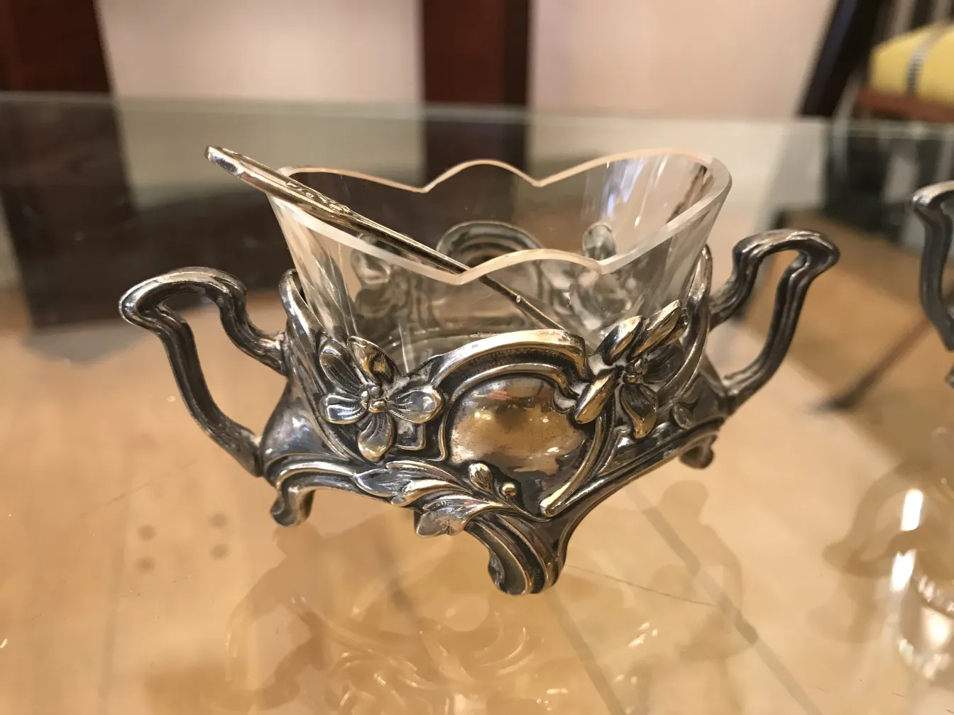 Ancienne salière et poivrière WMF avec design floral et poignées décoratives.