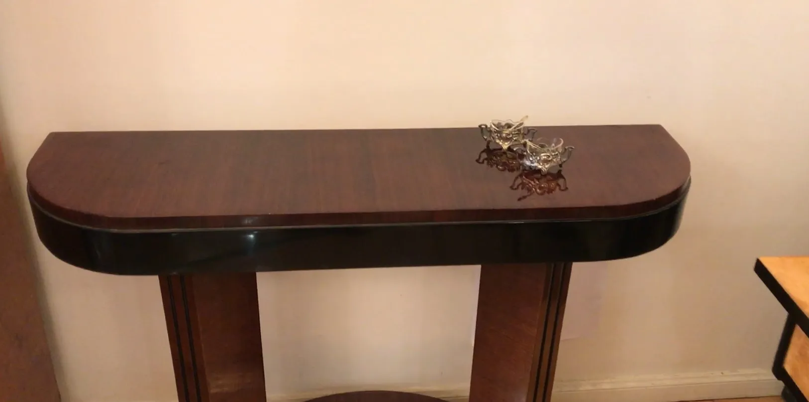 saliera e pepiera antiche WMF su un tavolo di legno, decorative