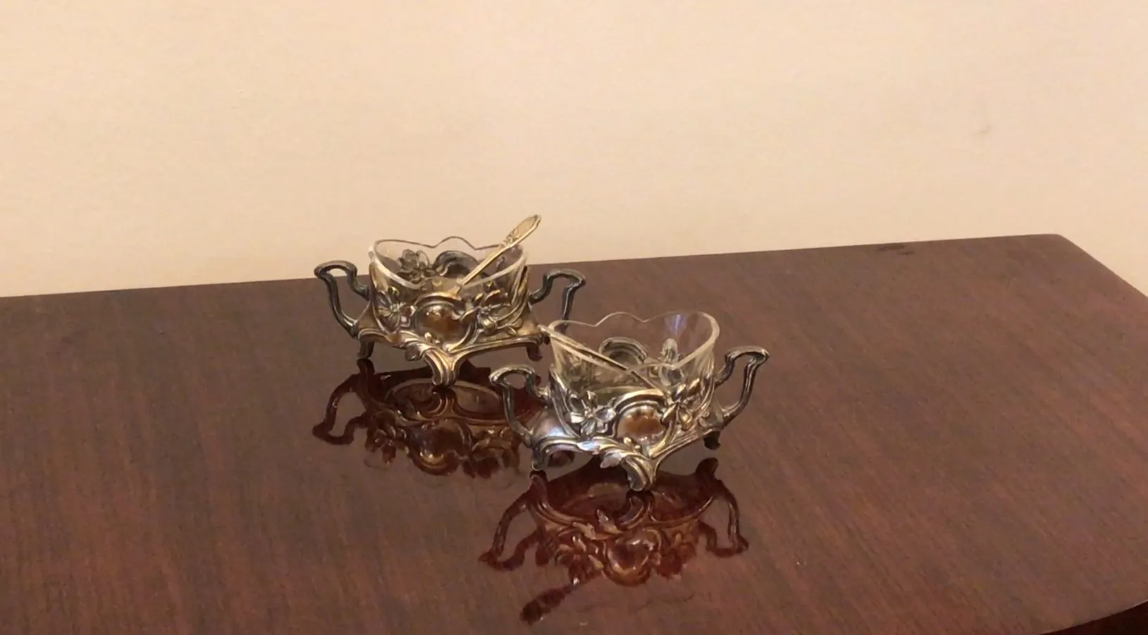 Ancienne salière et poivrière WMF avec motif floral, transparente et décorative.