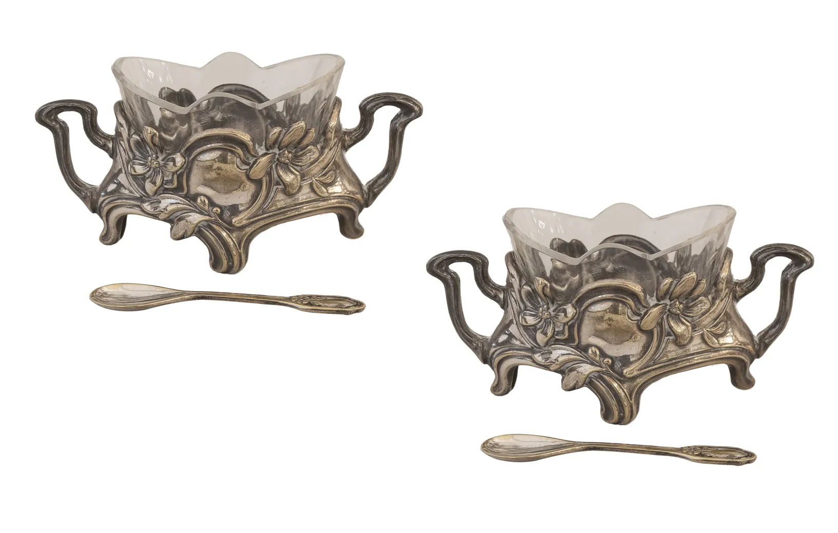 salero y pimentero antiguo WMF decorados con flores, con cucharas pequeñas al lado.