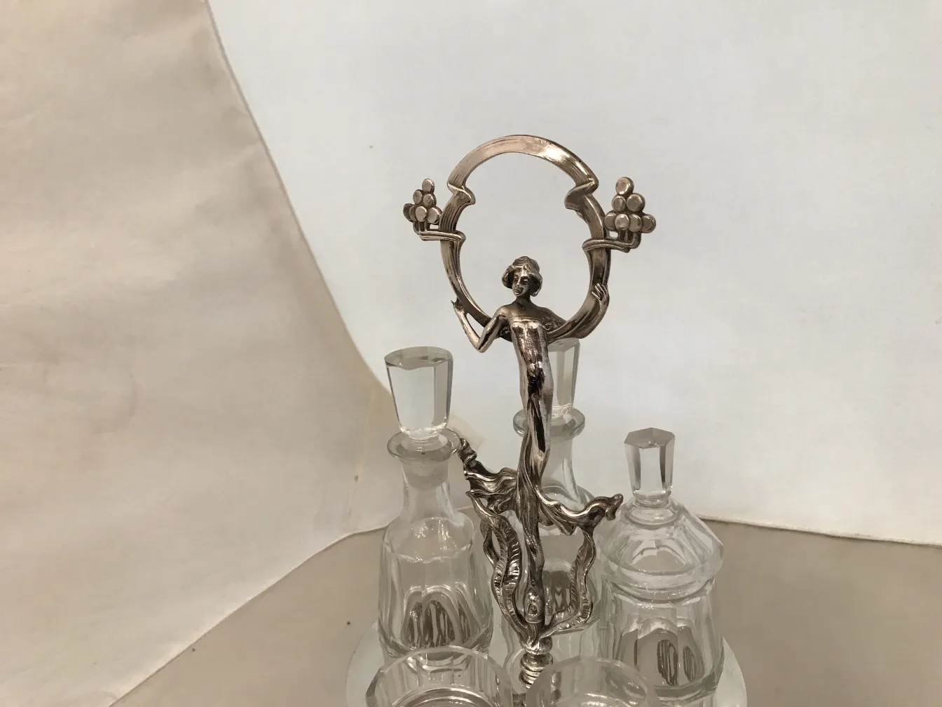 antikes Salz- und Pfefferset mit dekorativem Ständer.