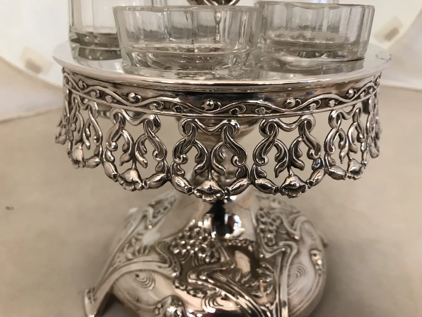 Saleiro e pimenteiro antigo WMF com suporte decorativo.