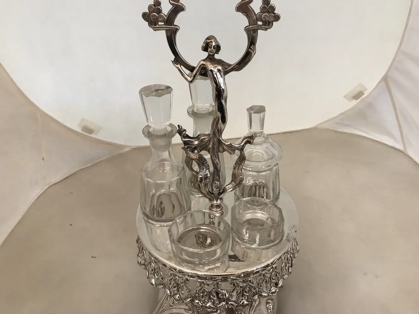 古董盐瓶和胡椒瓶配有油和醋瓶