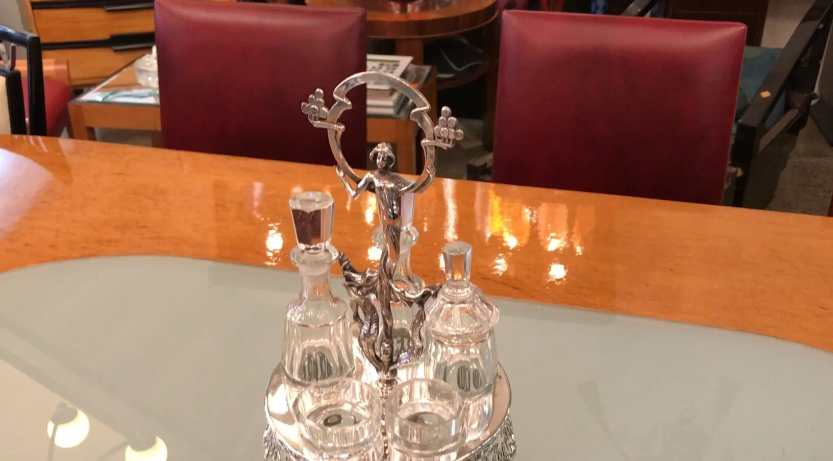 Conjunto antigo de saleiro e pimenteiro com azeite e vinagre em base decorativa.