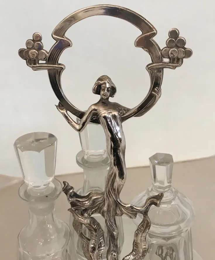 Set antico di saliera e pepiera con olio e aceto WMF. Dettagli decorativi.