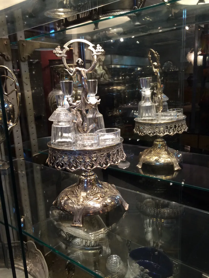 पुराने नमक, काली मिर्च, तेल और सिरका का सेट WMF अलमारी पर।