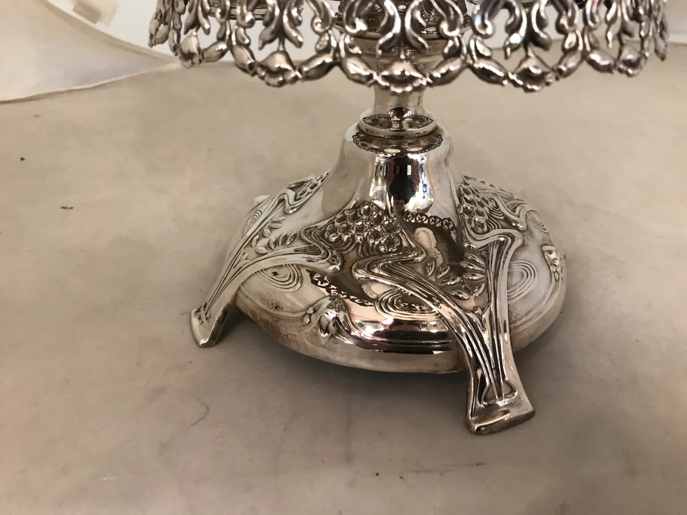 Saleiro e pimenteiro antigos, com azeite e vinagre, design elegante.