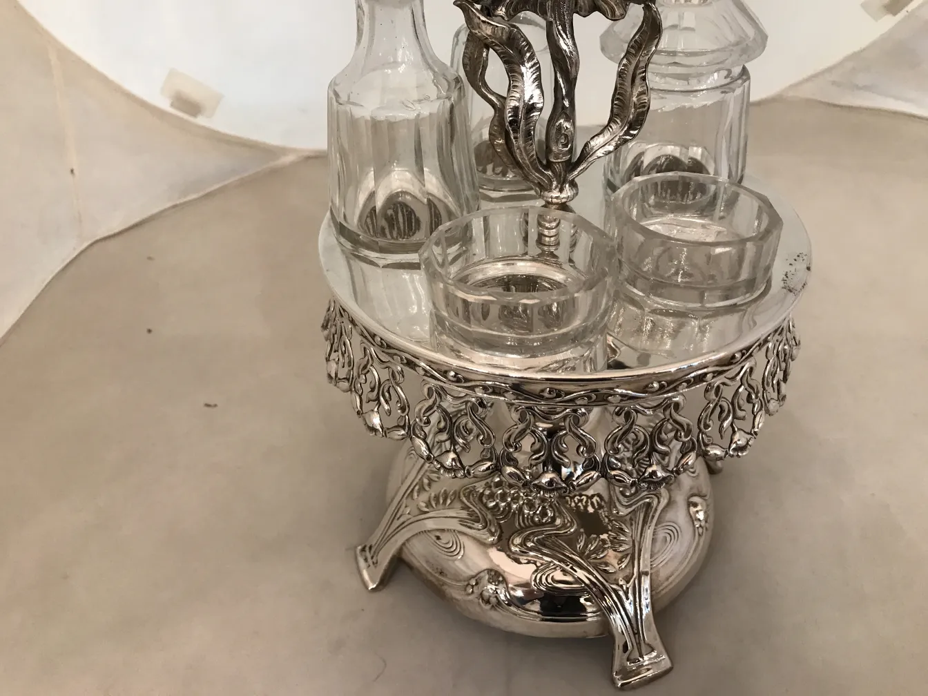 Ensemble ancien de salière, poivrière, huile et vinaigre.