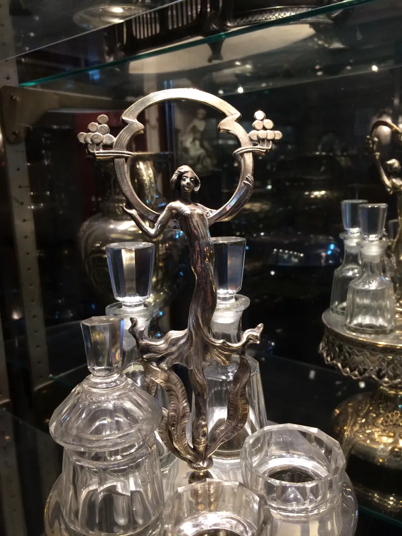 Salière, poivrière, huile et vinaigre antiques de WMF, design élégant.