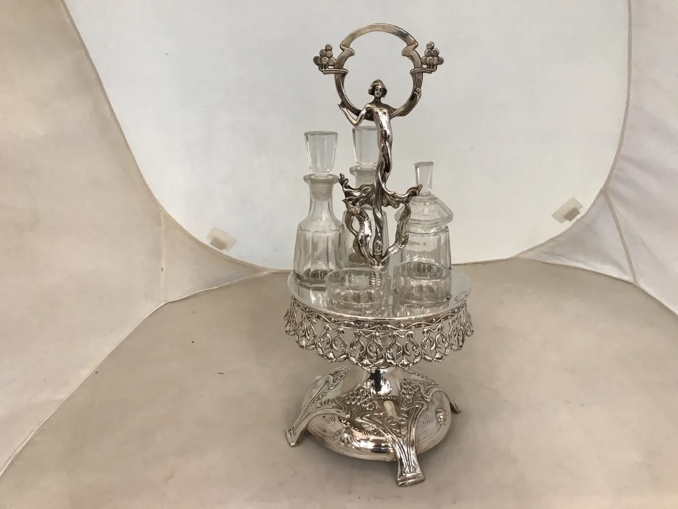 Conjunto antigo de saleiro e pimenteiro com azeite e vinagre.