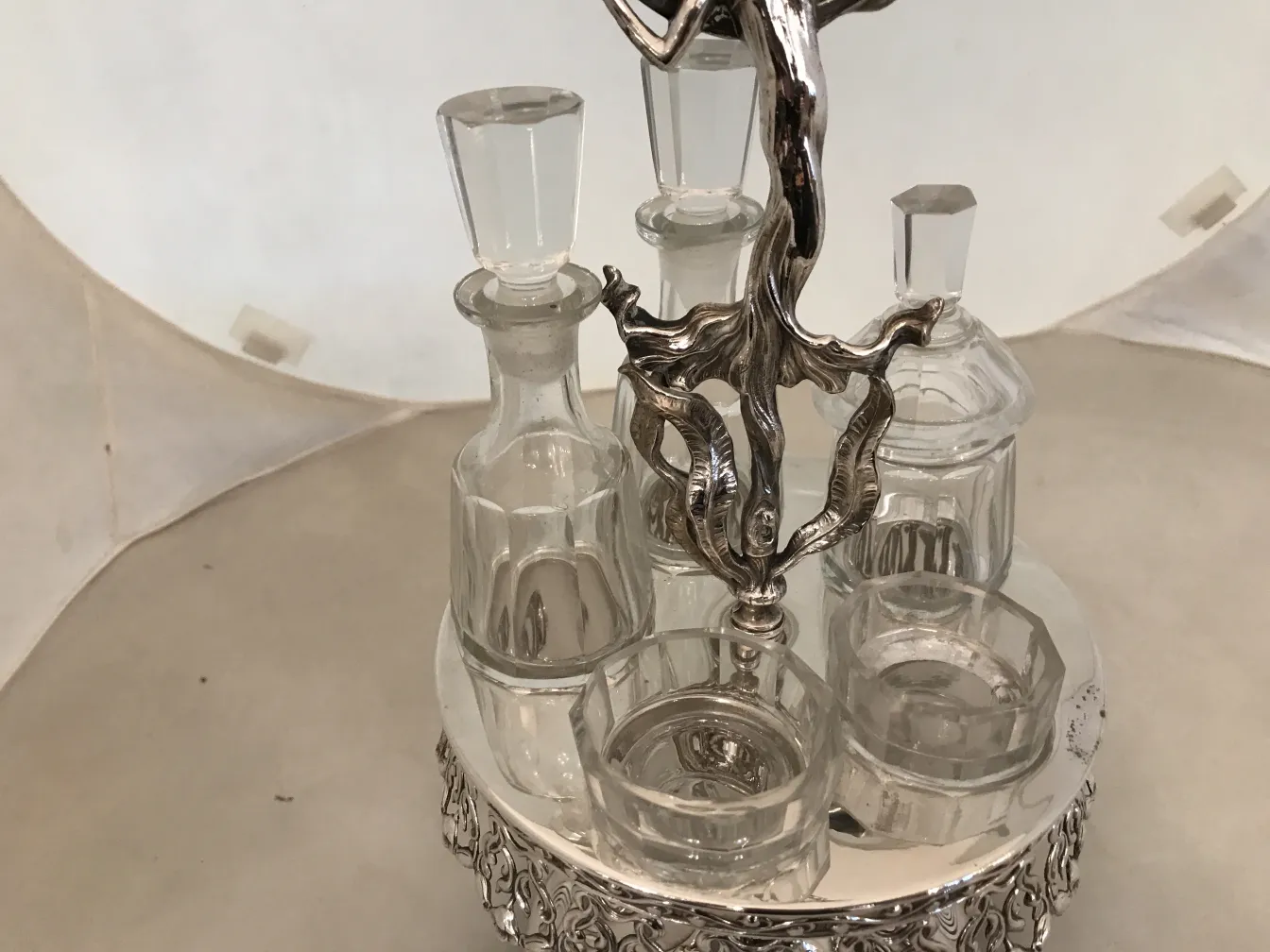 Ensemble de salière, poivrière, huile et vinaigre au design exquis.