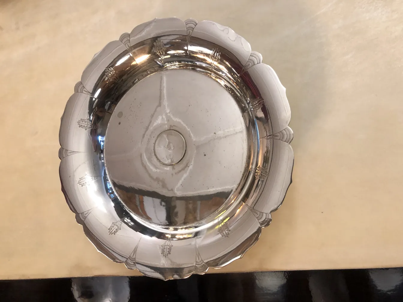 Antiker Kuchenteller mit floralem Muster.