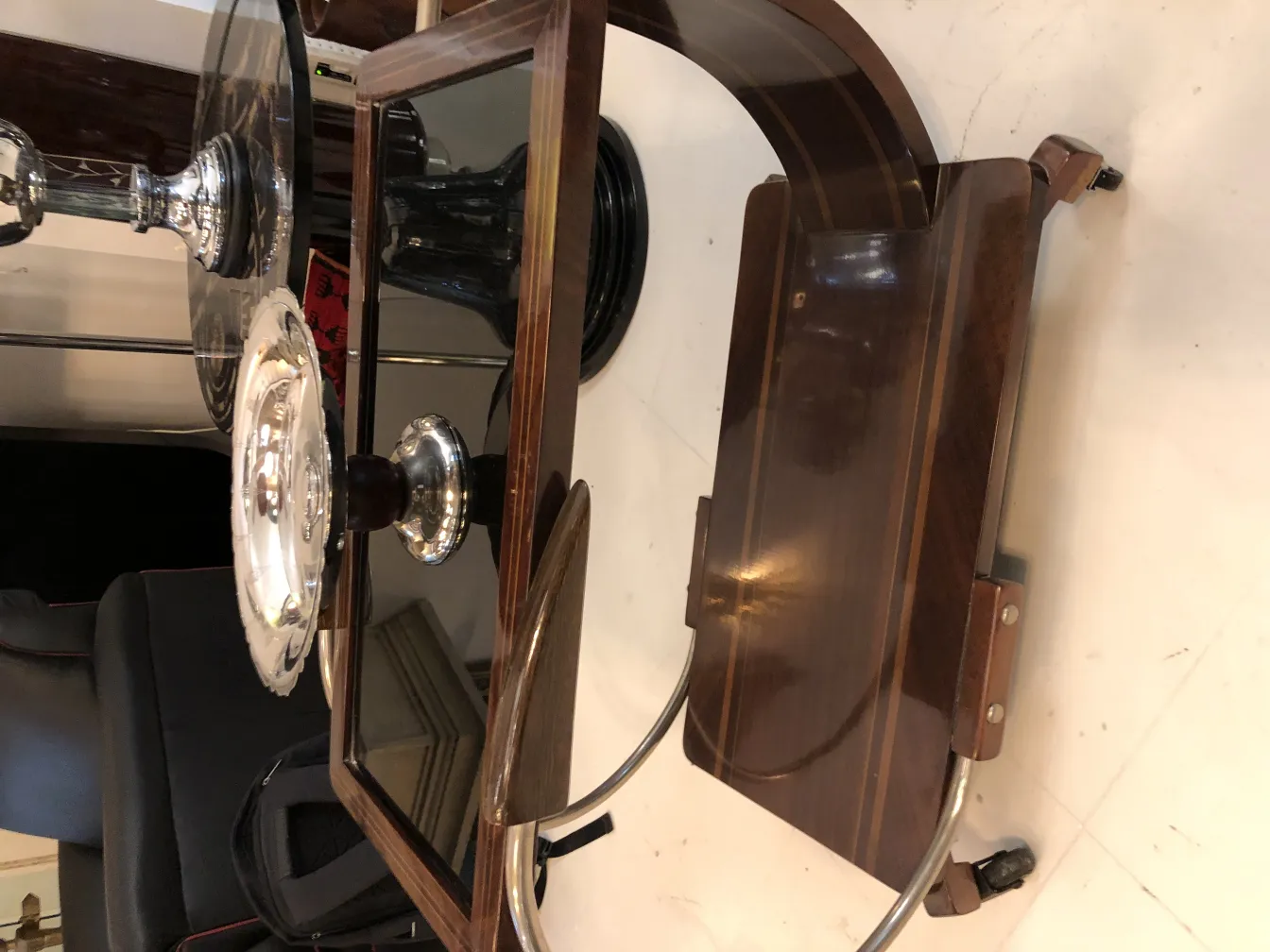 Plato de masas antiguo con pedestal y detalles