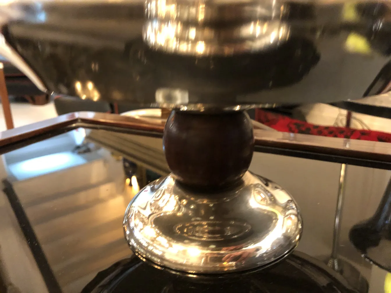 Plat à pâtisserie ancien avec base brillante et décorative