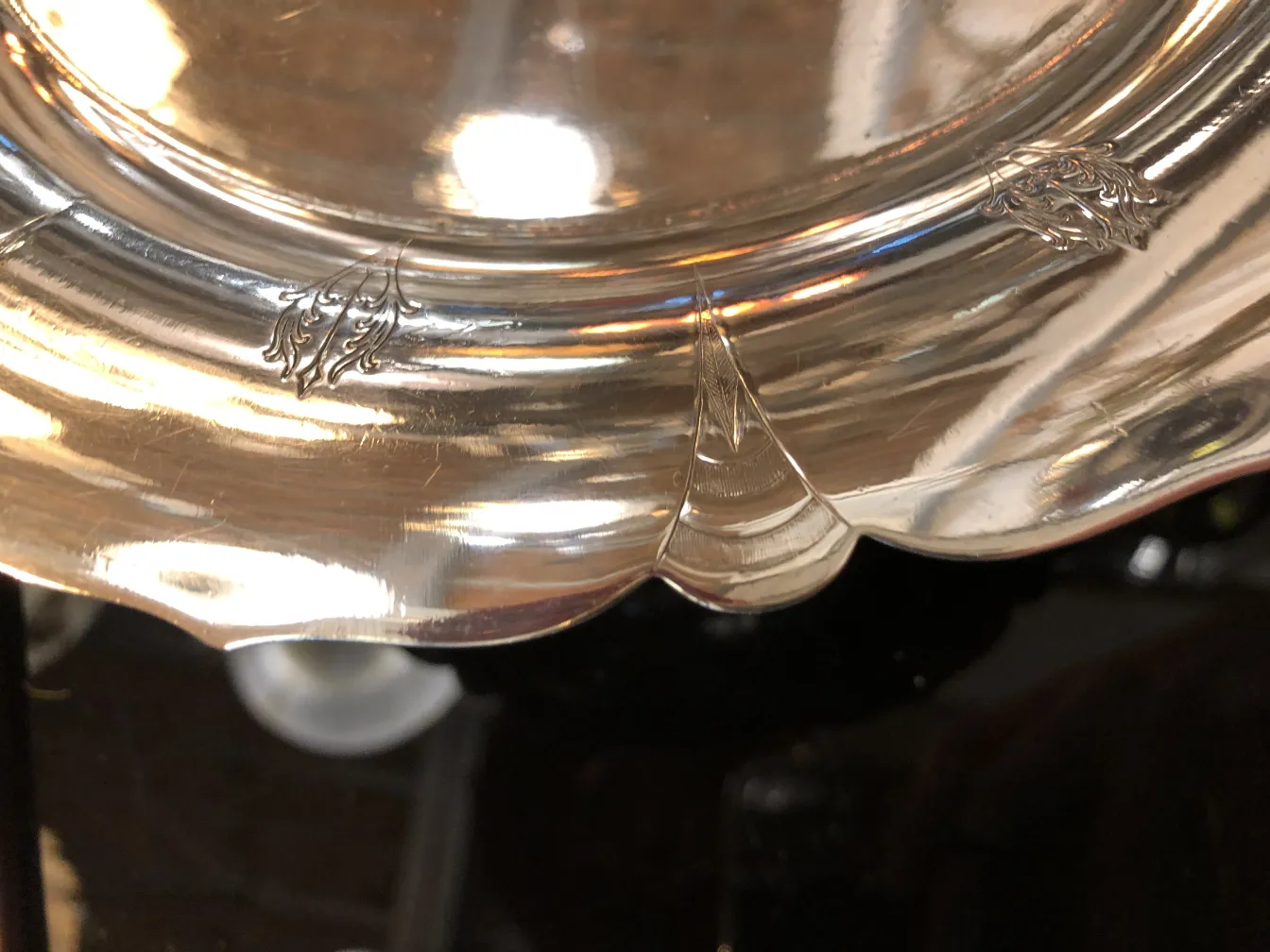 Антикварное блюдо для выпечки с видимыми декоративными деталями