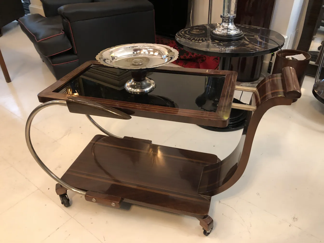 античное блюдо для выпечки на сервировочном тележке