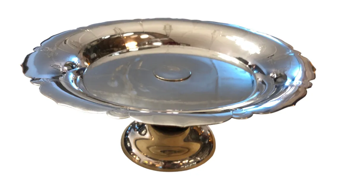 Prato de massas antigo com design elegante e pedestal