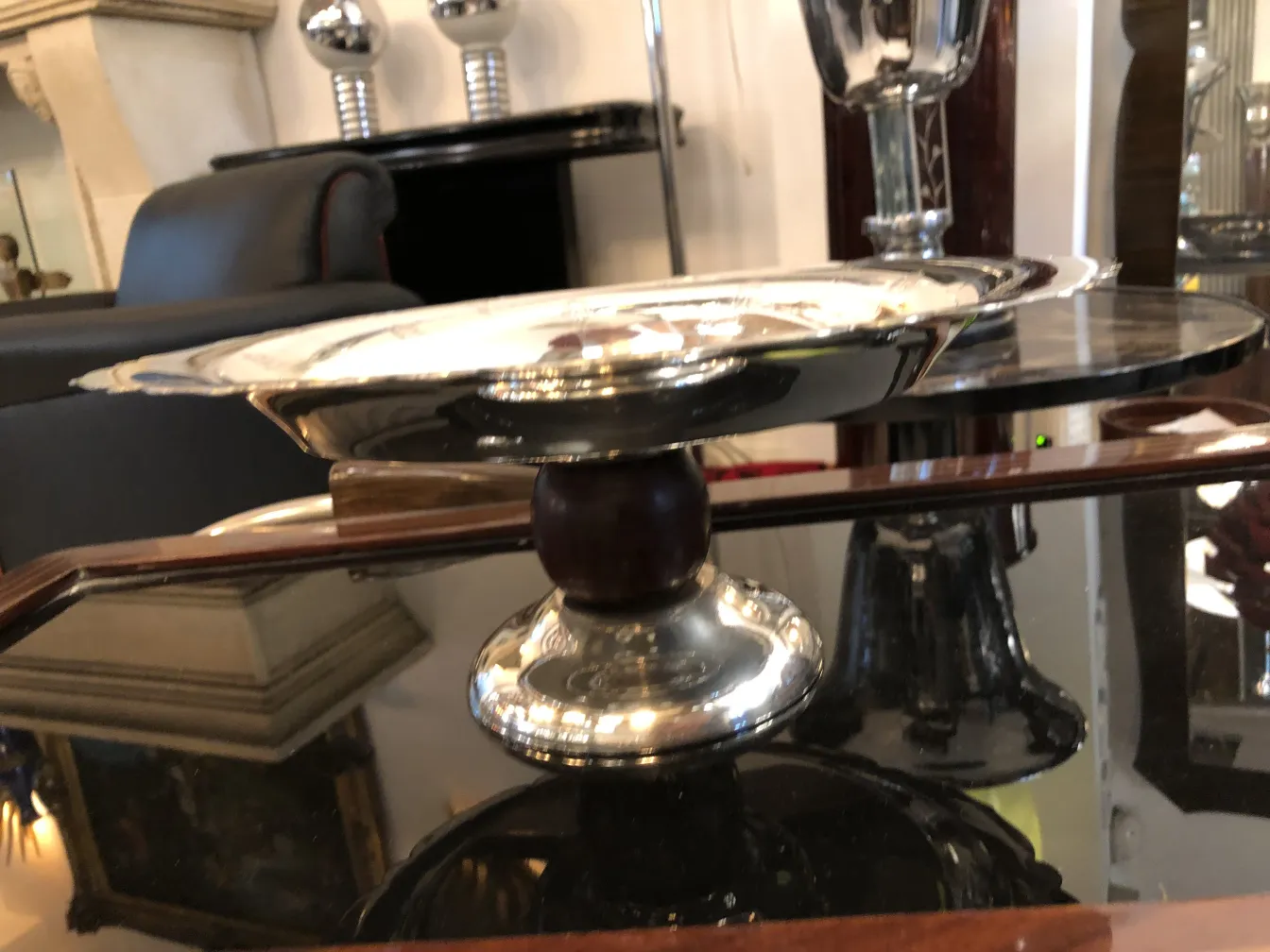 plat à pâtisserie ancien avec pied décoratif dans un cadre élégant