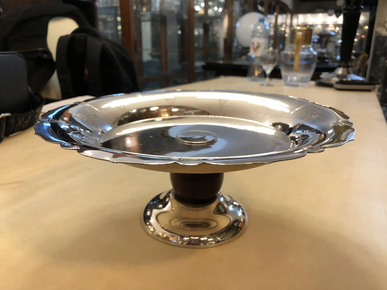 Piatto antico decorativo per presentare dolci in un ambiente elegante.