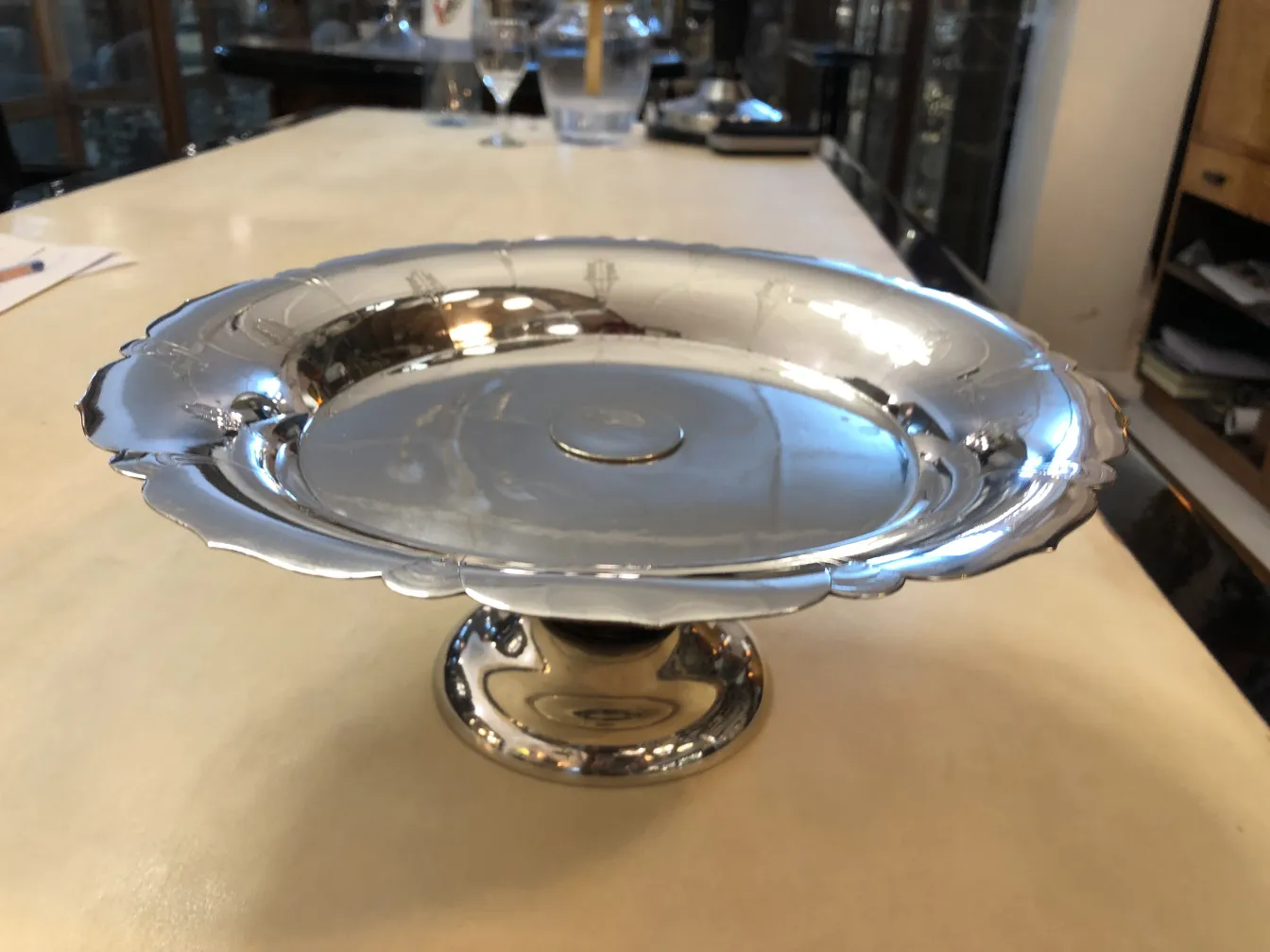 Piatto da dolci antico con bordi decorativi, design elegante