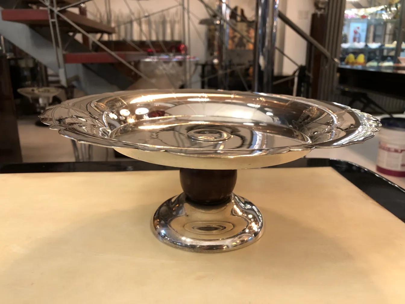 Piatto da dolci antico con base stilizzata e bordi decorativi