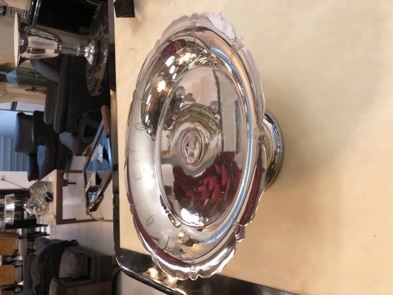 prato de massas antigo com borda decorativa, ambiente elegante