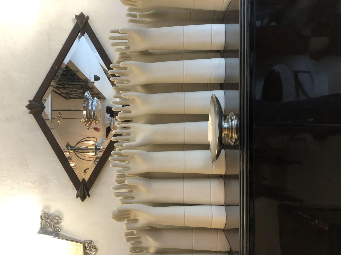 plat à pâtisserie ancien avec fond éclairé, décoration élégante