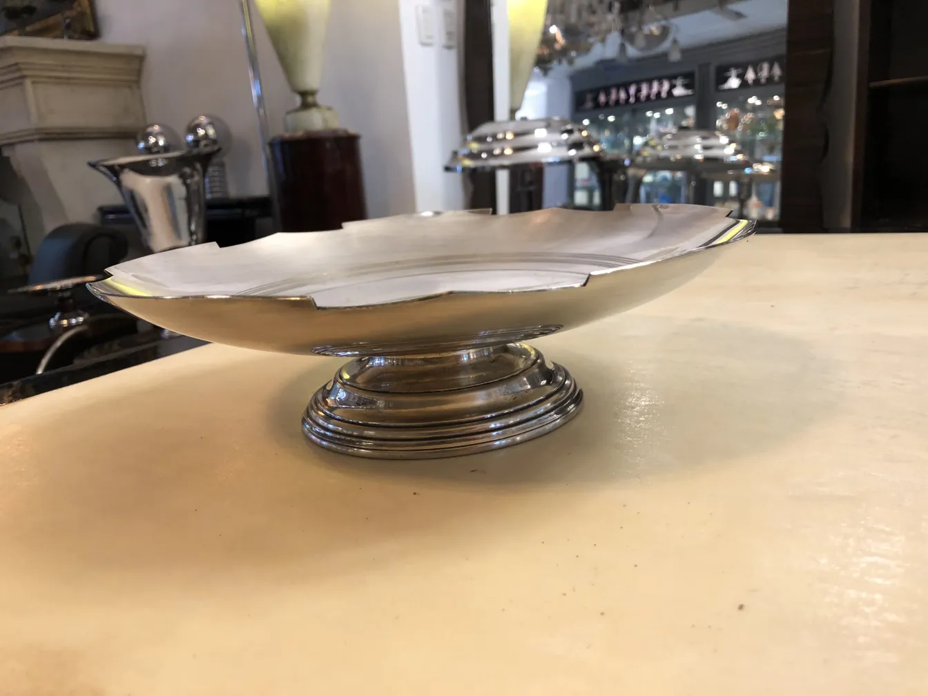 Piatto antico da dolci con design elegante e base.