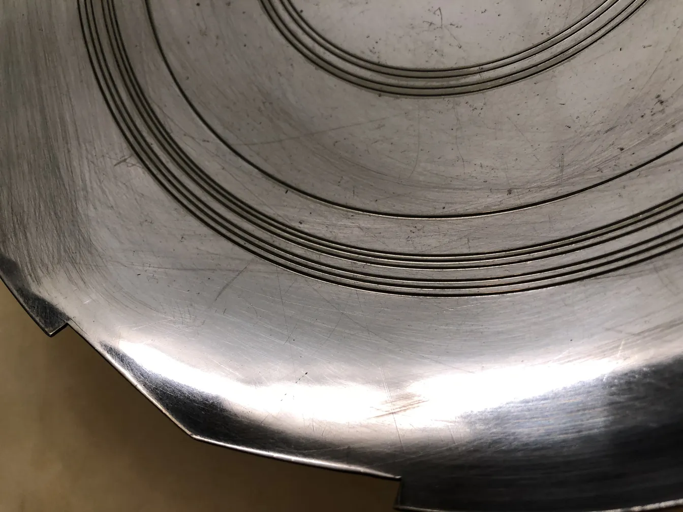 Plat à pâtisserie ancien avec un design circulaire et des détails simples