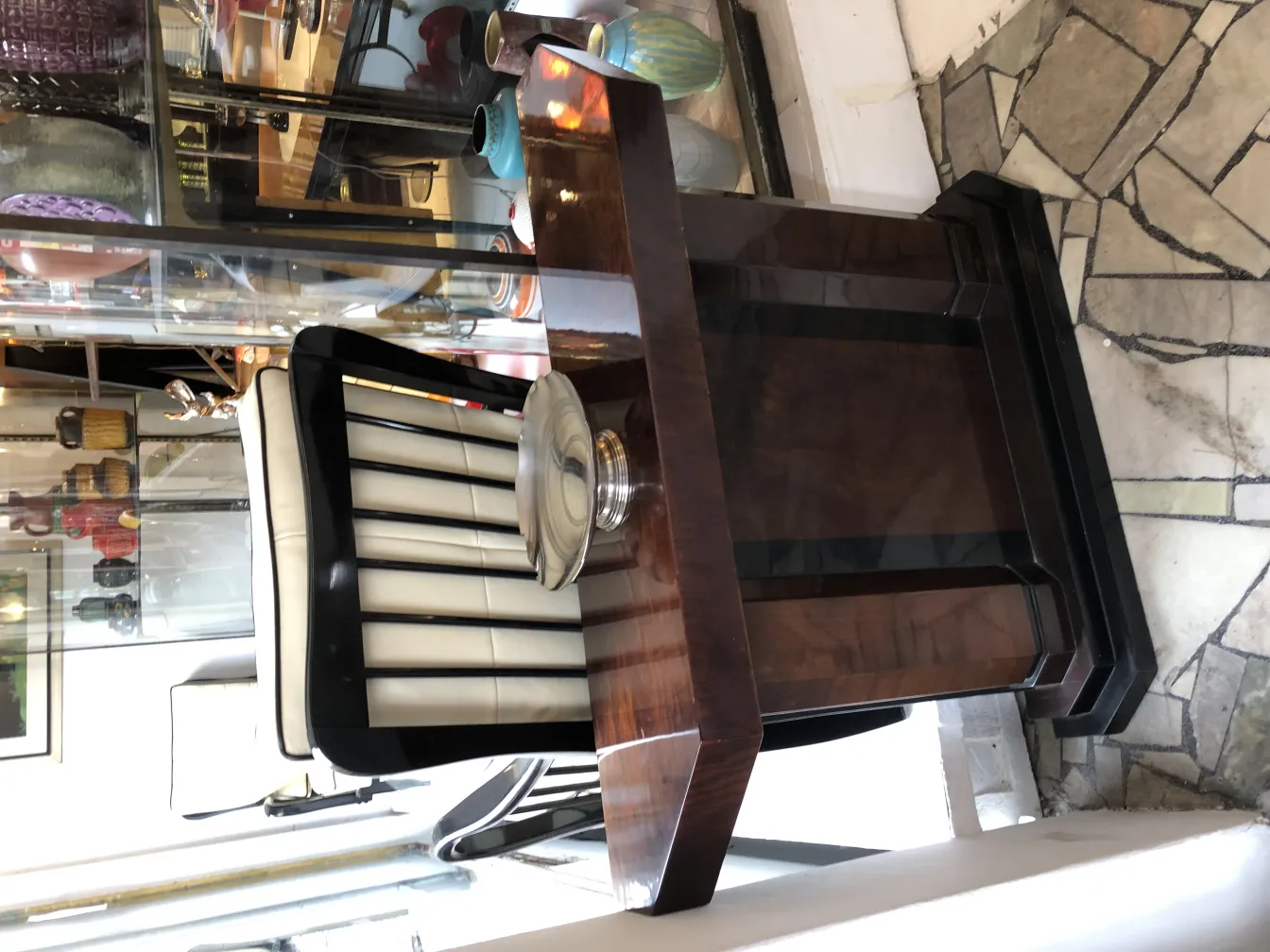 우아한 환경에서 전시된 골동품 페이스트리 접시.