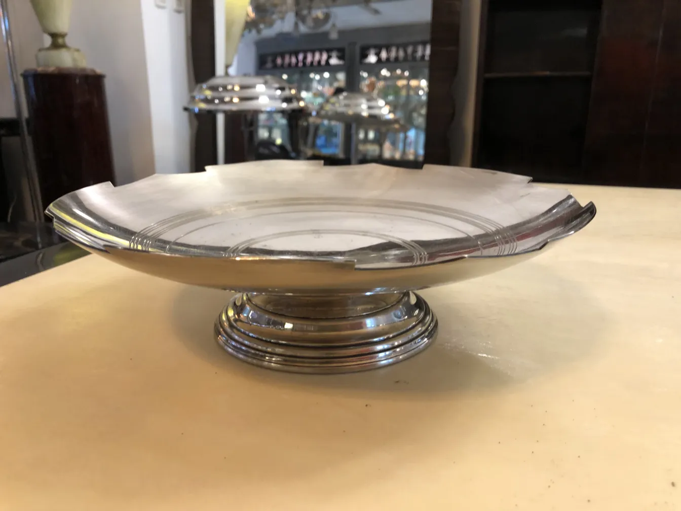 Plato de masas antiguo con forma circular y elegante base.