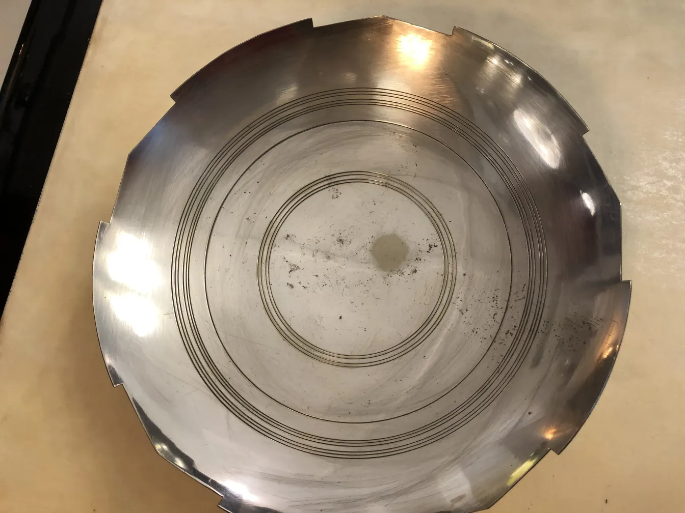 plat à pâtisserie ancien avec design circulaire