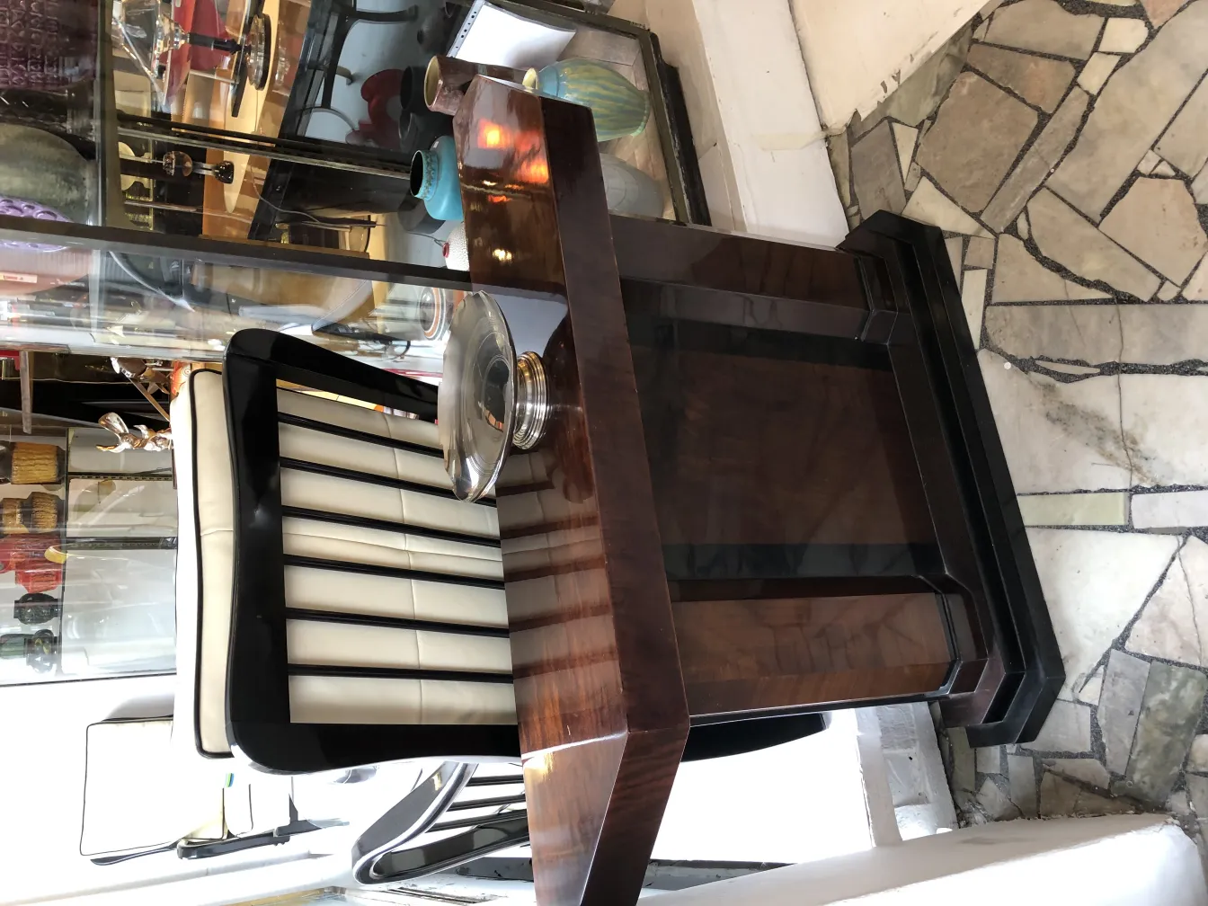 Elegante piatto da dolci antico in un ambiente decorativo