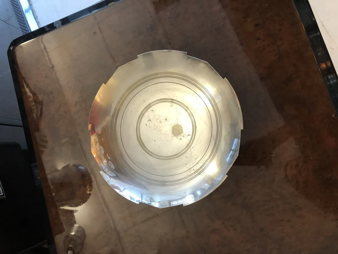 античное блюдо для выпечки с круговым дизайном.