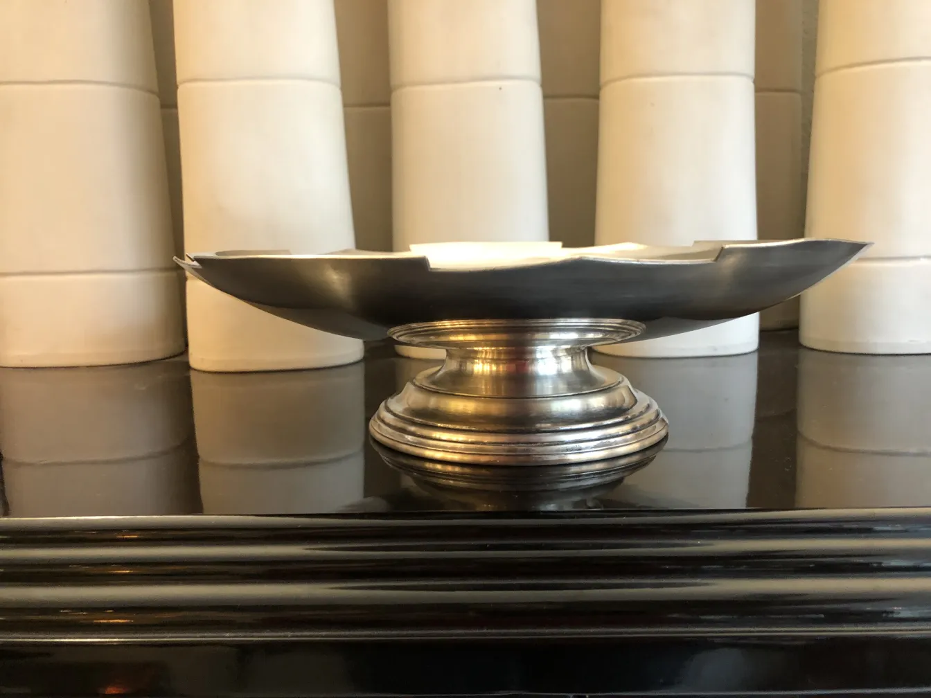 장식용 바닥이 있는 고전 페이스트리 접시, 어두운 배경