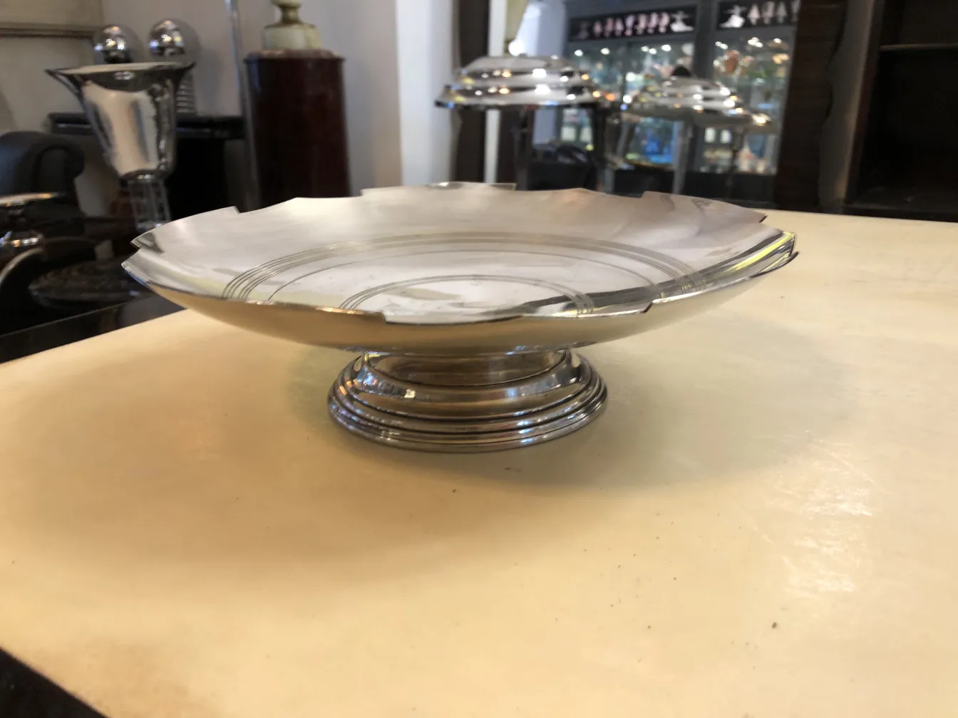 kuchenteller mit klassischem design und unverwechselbarem fuß in rustikalem ambiente