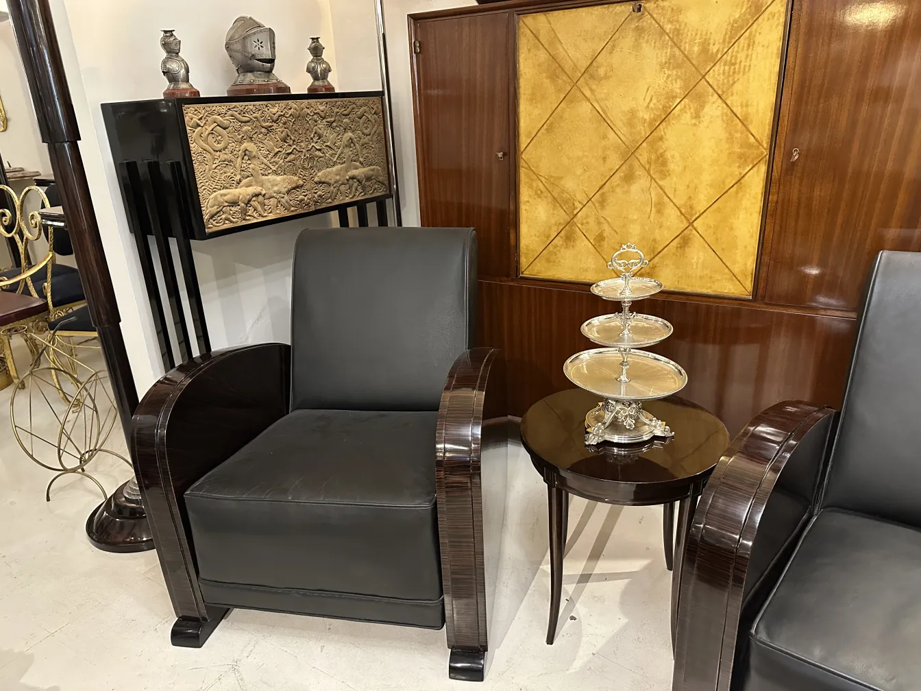 plat à pâtisserie ancien posé sur une table élégante