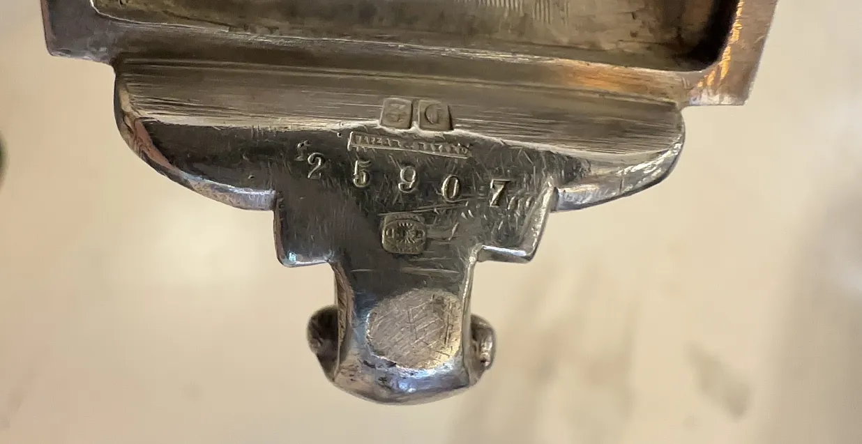 Prato de massas antigo com detalhes decorativos e pátina