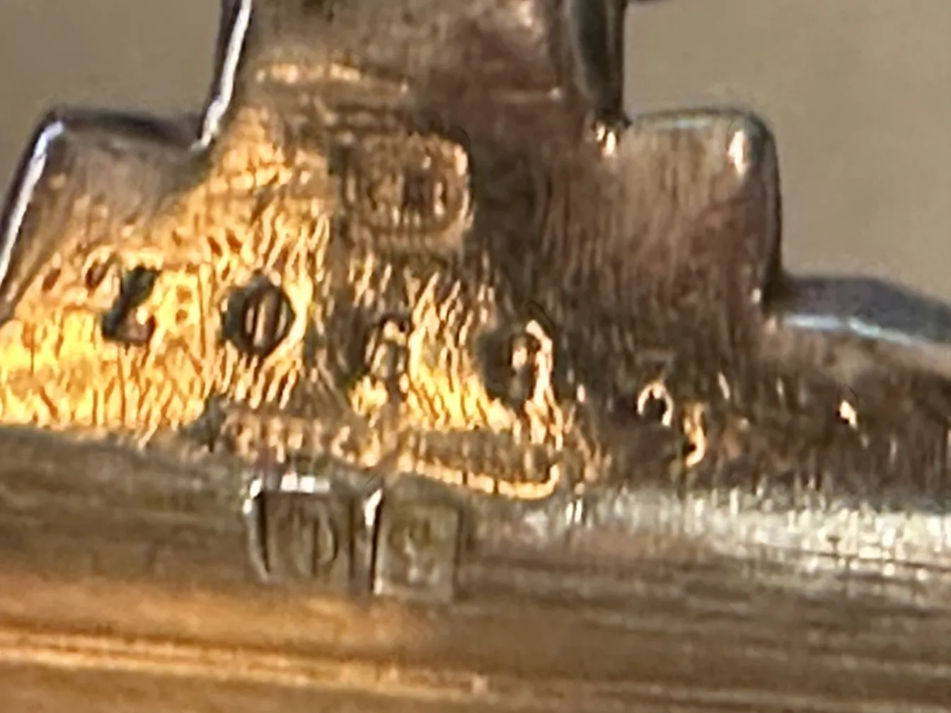 Piatto da dolci antico con dettagli intricati.