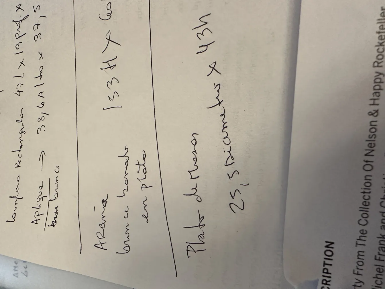 古董糕点盘陈列在明亮的表面上。